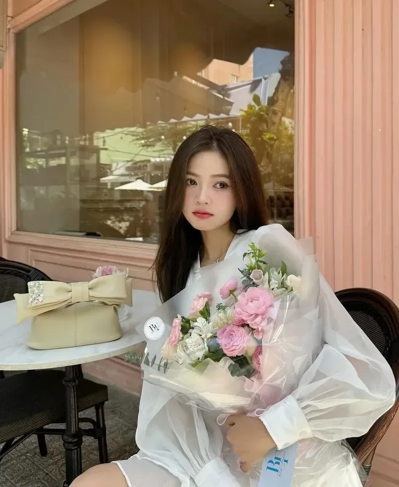 Hình ảnh gái xinh mặc váy ngắn, tỏa sáng với vẻ quyến rũ