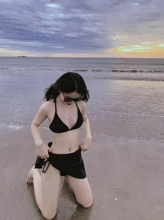gái xinh cute che mặt