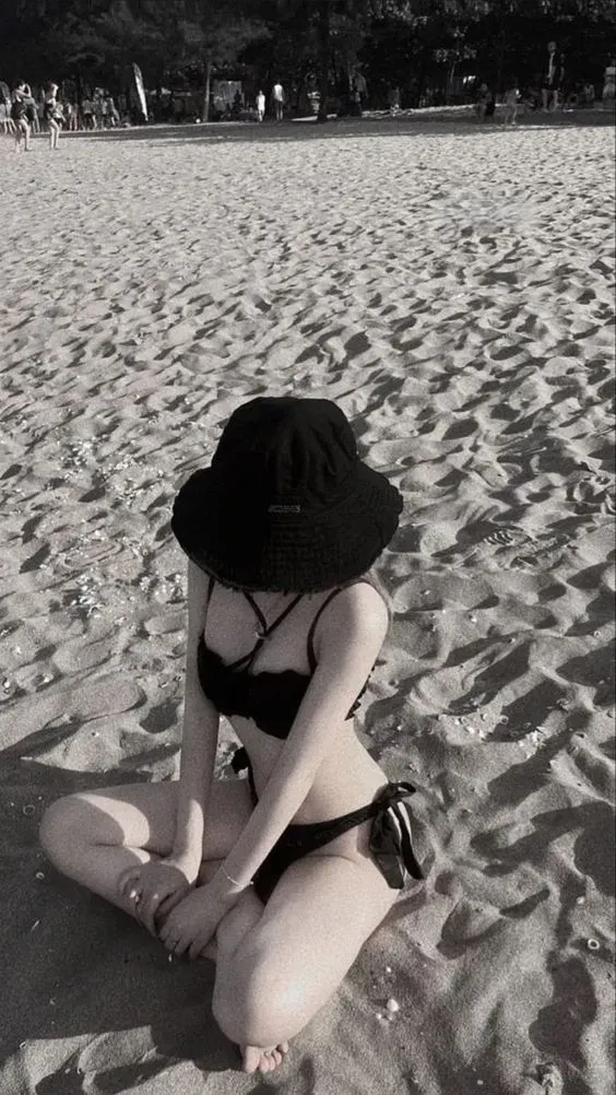 gái xinh che mặt bikini