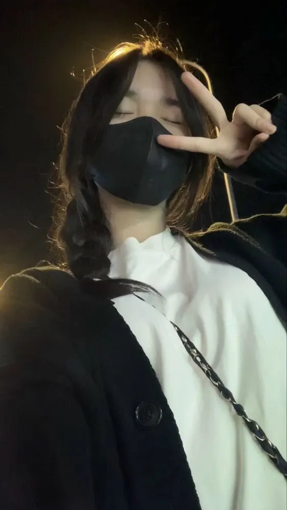 gái xinh đeo kính