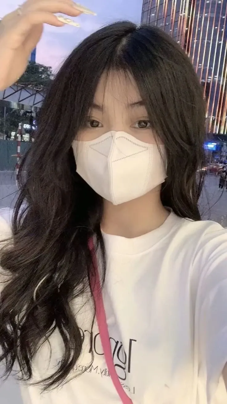 gái xinh đeo kính dài