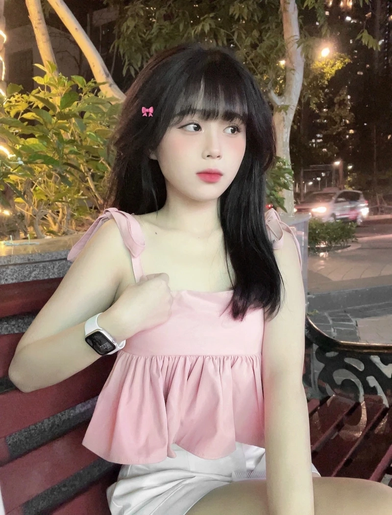 Gái xinh tóc ngắn ngang vai tạo phong cách hiện đại