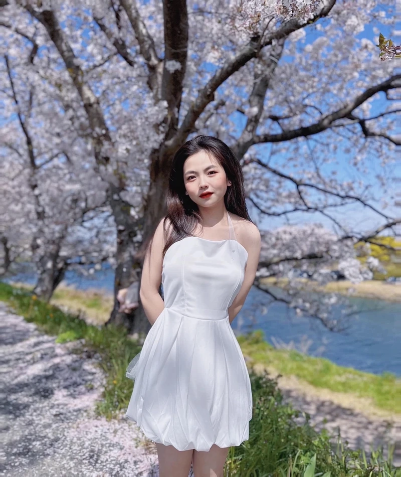 Gái xinh tóc dài đeo kính cute tạo vẻ thu hút và lôi cuốn