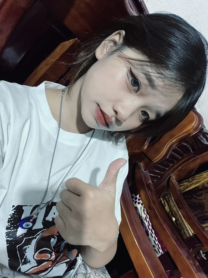 Hình gái xinh đeo mắt kính che mặt tạo sự bí ẩn và quyến rũ