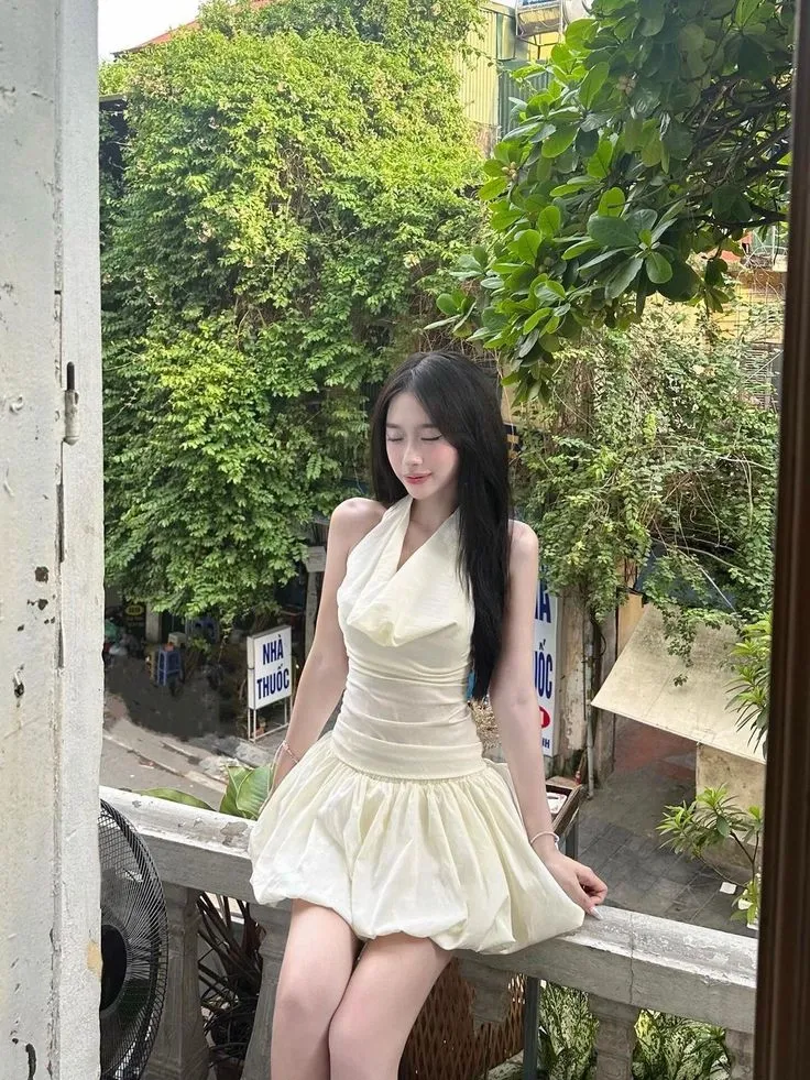 Gái xinh mặc váy ngắn gợi cảm, tỏa sáng với vẻ quyến rũ