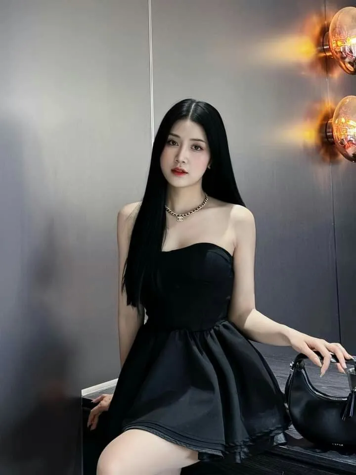 Gái xinh mặc váy ngủ, khoe vẻ đẹp dịu dàng, mũi cảm