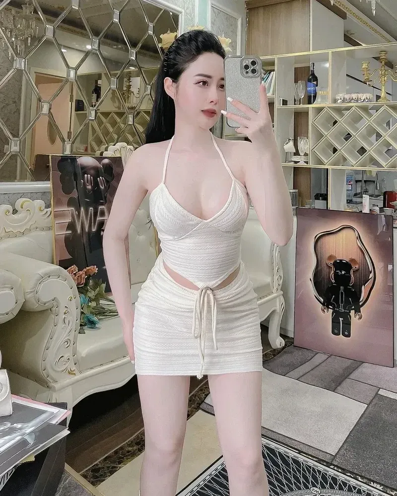 TikTok xinh gái tỏa sáng với vẻ đẹp trẻ trung và thu hút.