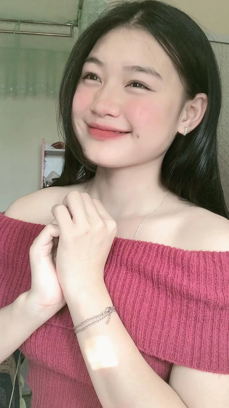 Gái xinh mặc váy ngắn nhảy thu hút sự chú ý nhờ sự dễ thương và năng động